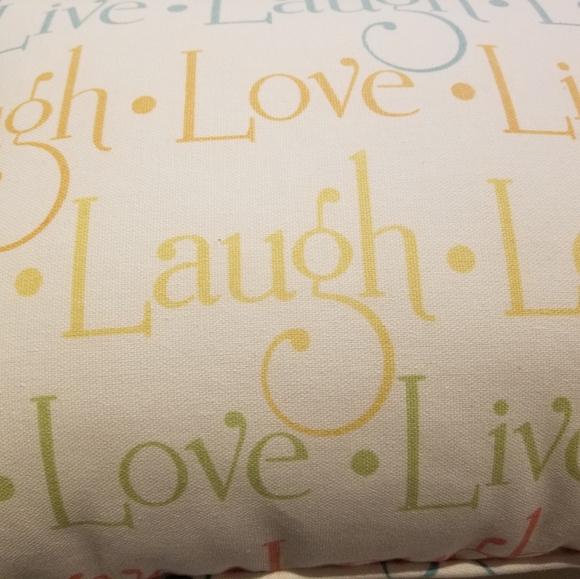 Throw blanket and decorative pillow - Picture 3 of 4